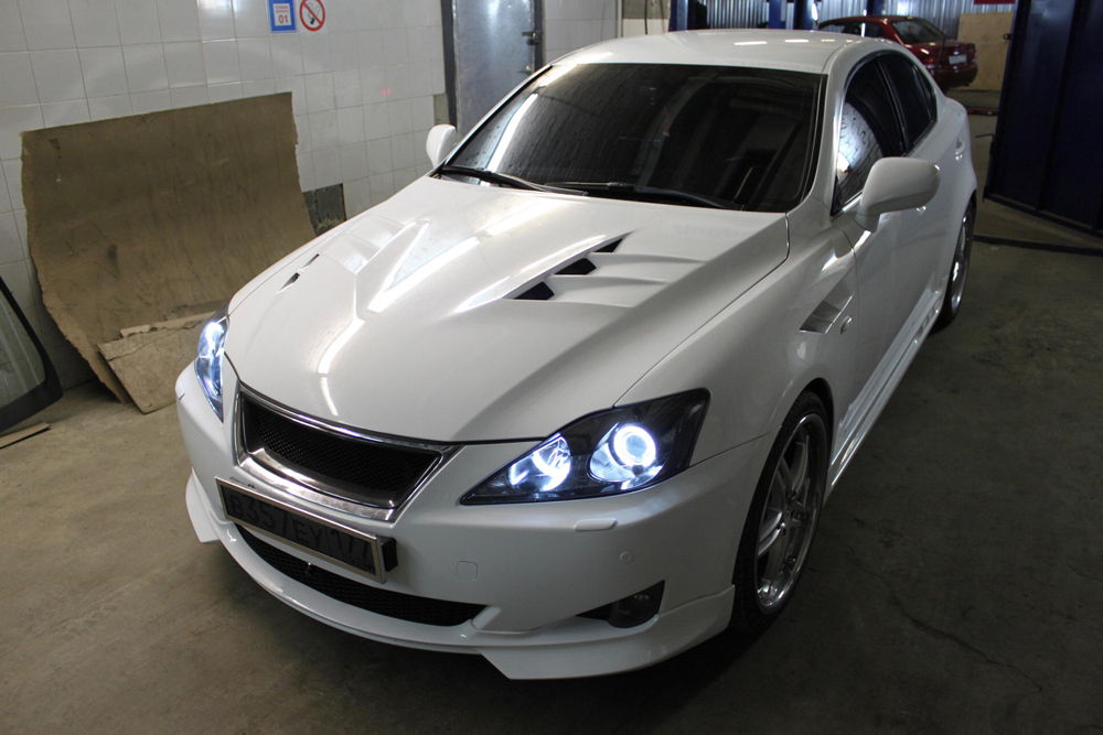 Белый Lexus