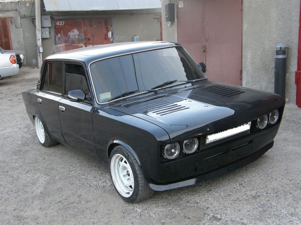 Черный ВАЗ 2106 с тюнингом