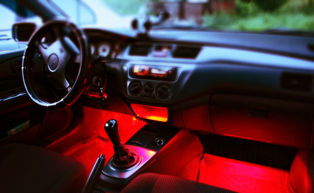 Салон автомобиля с красной подсветкой