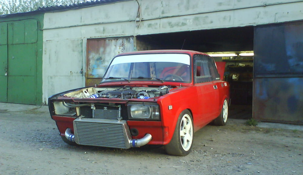 Тюнингованный красный ВАЗ-2105