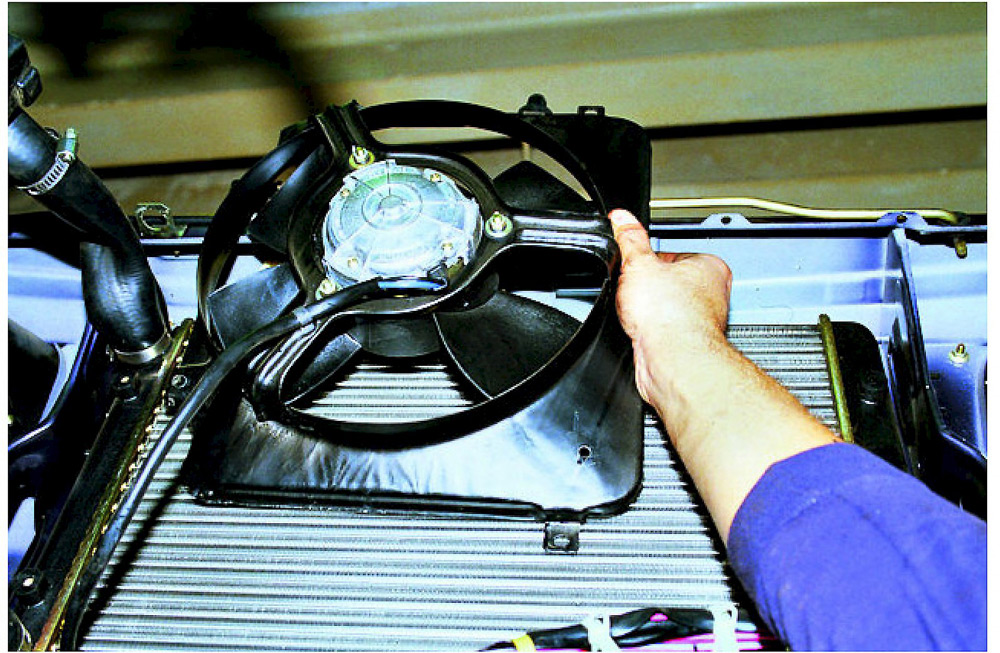Процесс снятия вентилятора печки 