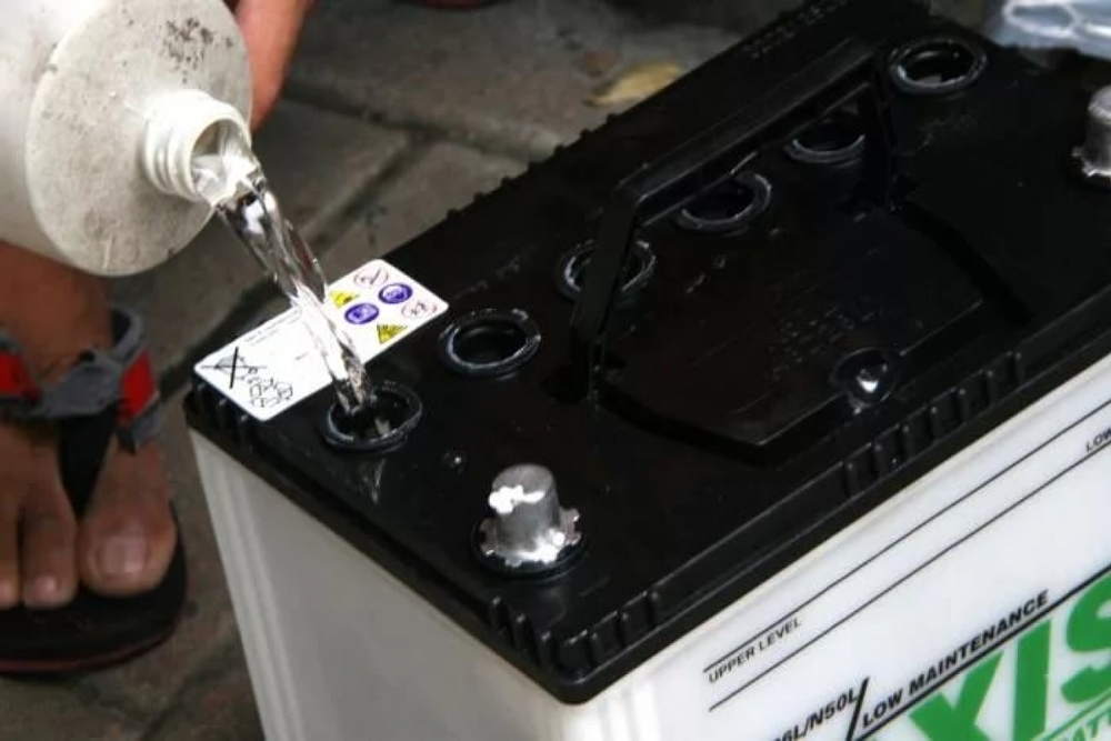 Вливать воду в приготовленный электролит для аккумулятора