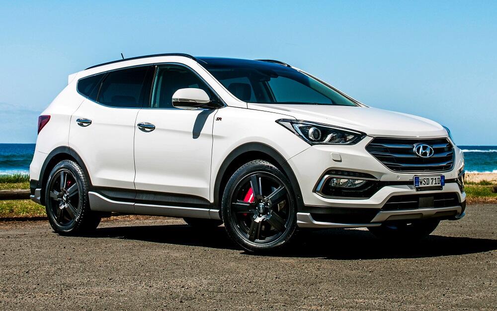 Белый Hyundai Santa Fe на берегу моря