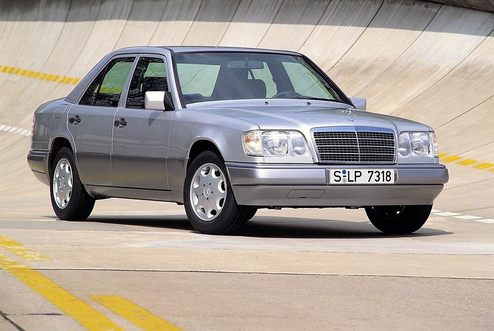 Серебристый Mercedes-Benz W124