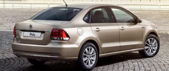 VW Polo Sedan стоит на брусчатке