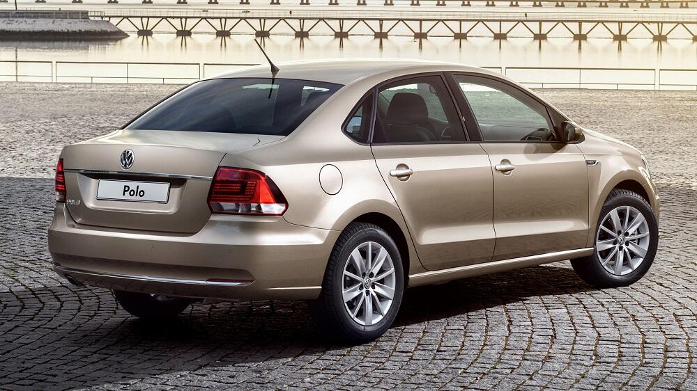 VW Polo Sedan стоит на брусчатке