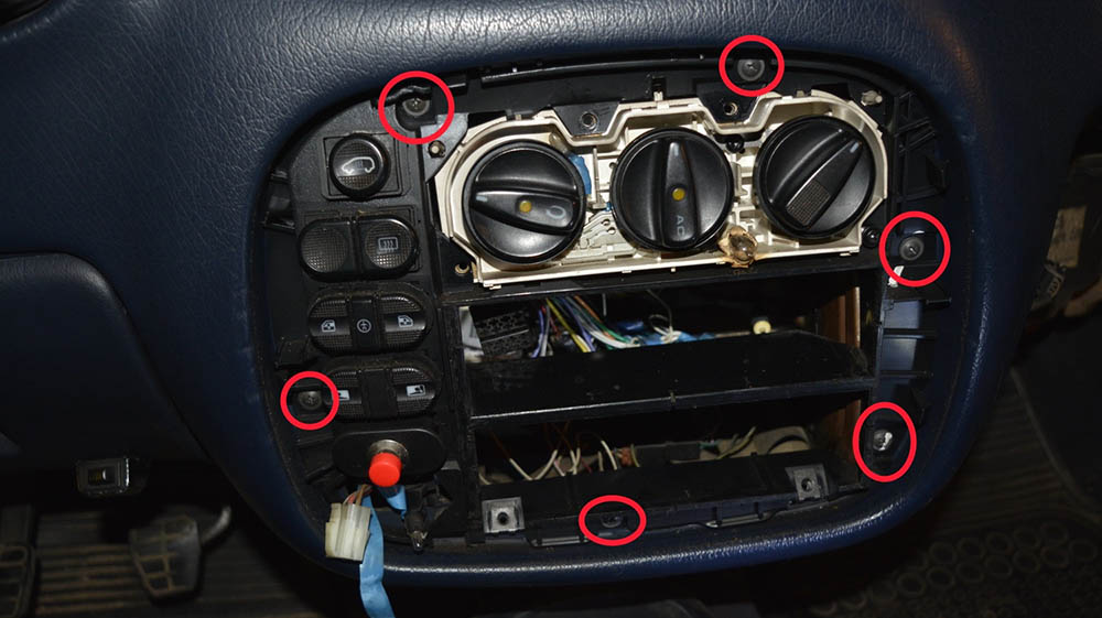 Крепление передней панели с кнопками в Ford Galaxy