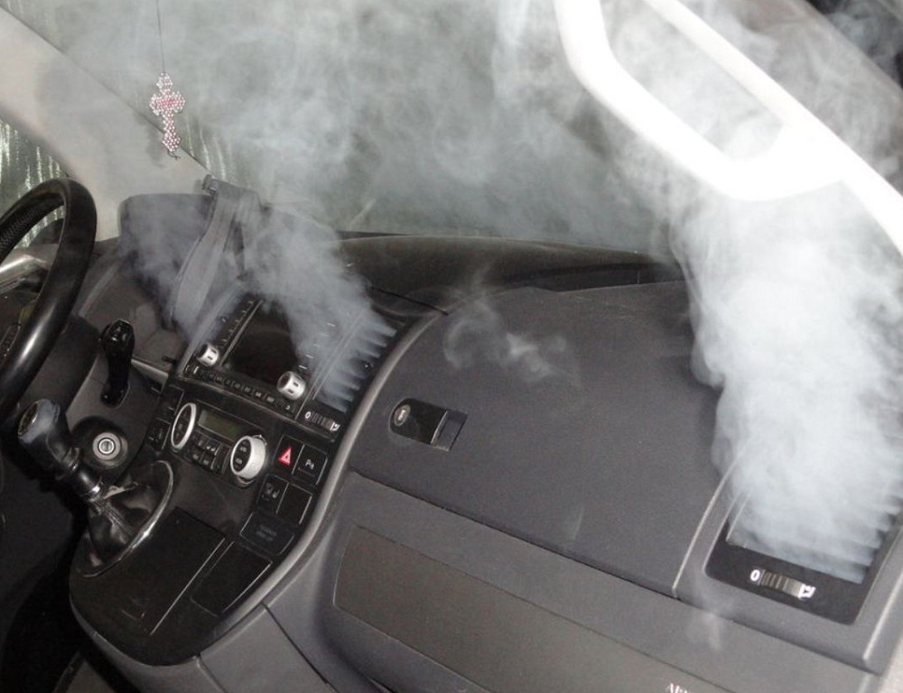 Дым из автомобильного радиатора