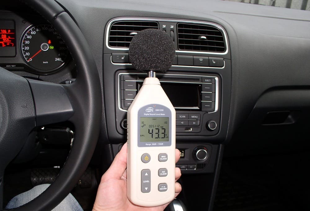 Прибор для измерения уровня шума в машине