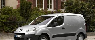 Серебряный Peugeot Partner в городе