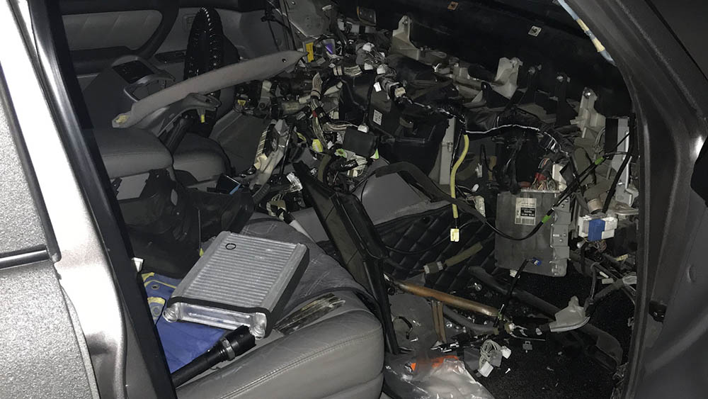 Замена радиатора печки в Lexus GX470